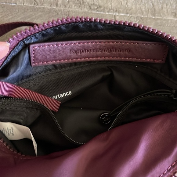 Lululemon Fast Track Belt Bag in 3L Dark
Adobe - Picture 6 of 9